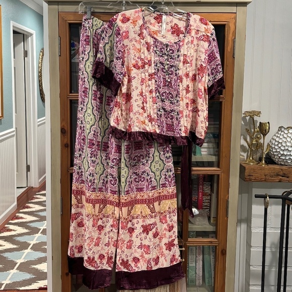 Clara Velvet-Trimmed Top and Pant Set, Size Medium - Picture 4 of 12